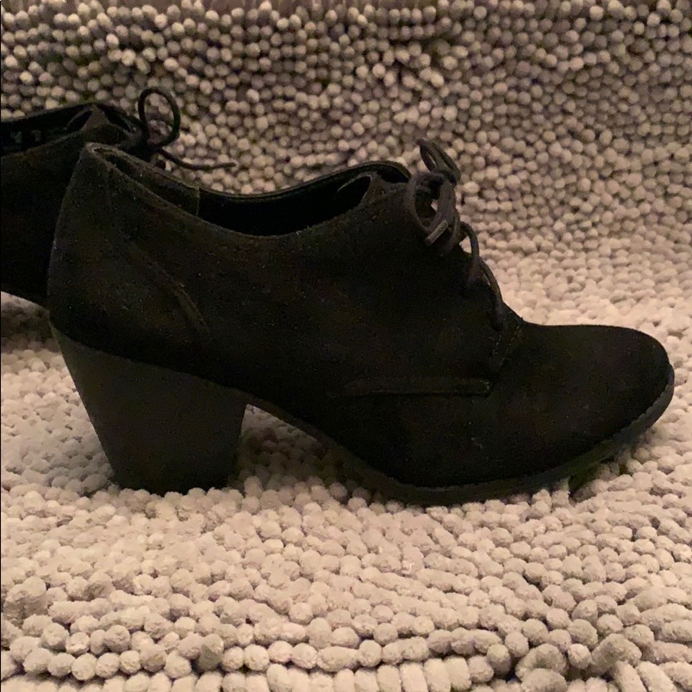 Mid-heel lace-up bootie